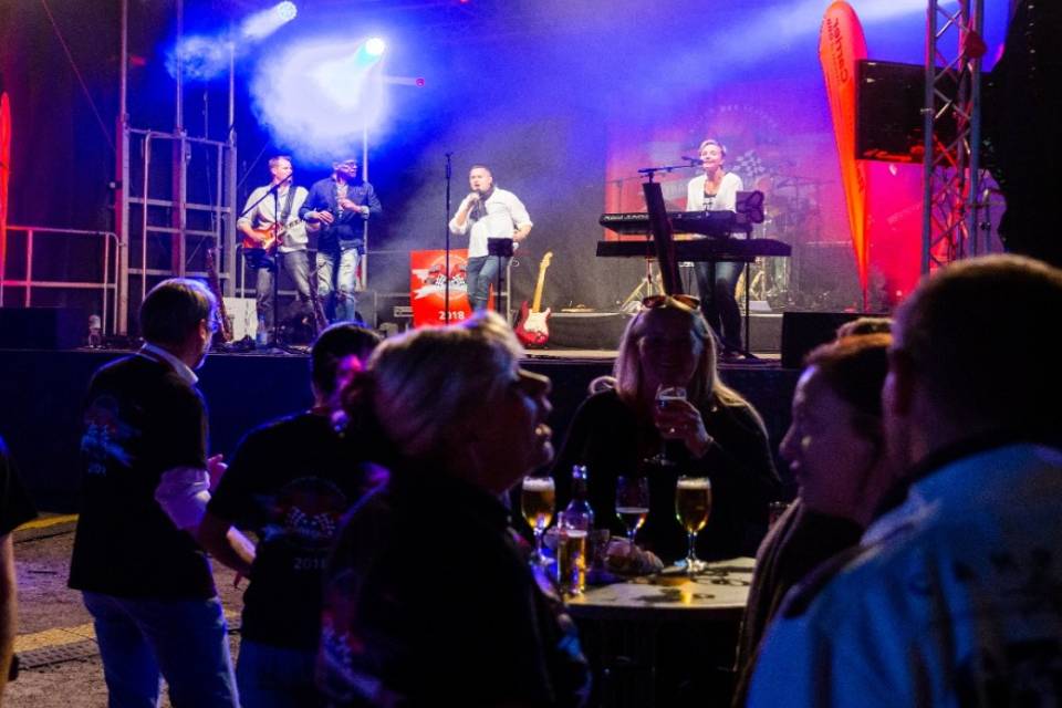 stay2rock - Die Band auf einer Indoorbühne während eines Events, 2018