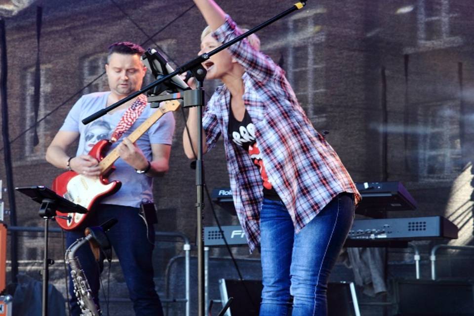 stay2rock - Tina und Patrick stehen während einer Live-Performance auf der Bühne und rocken ab