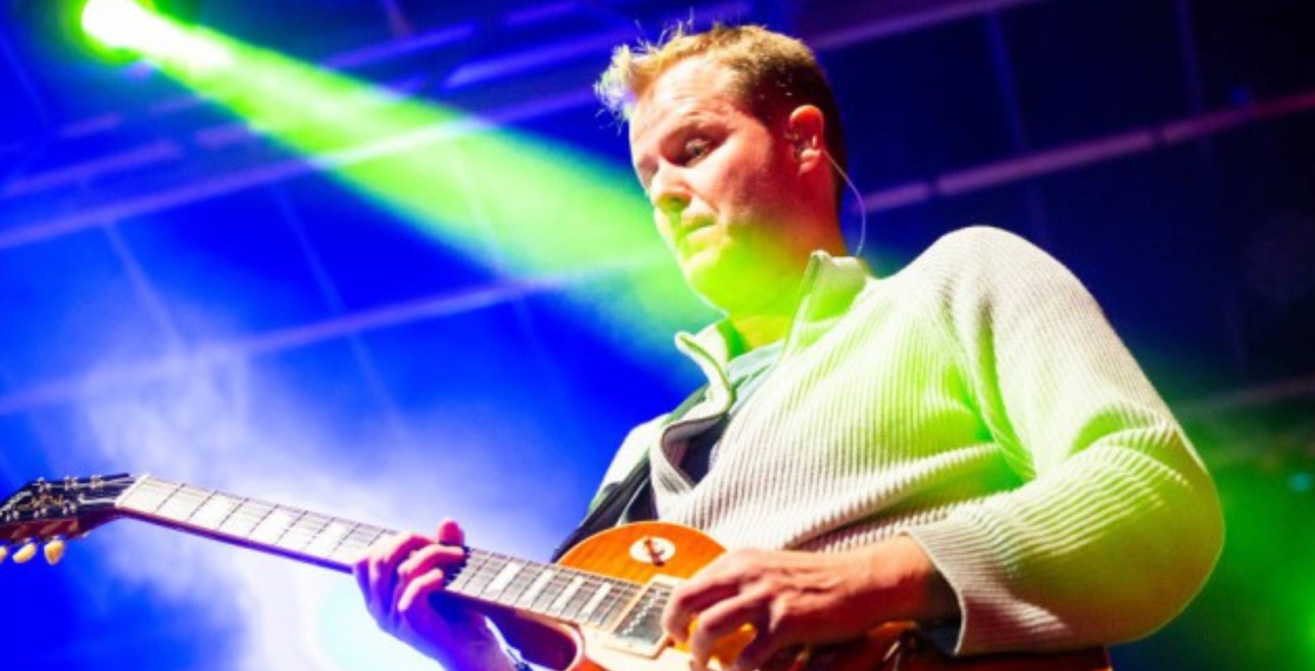 stay2rock - Patrick steht während eines Gitarrensolos mit seiner E-Gitarre im Rampenlicht